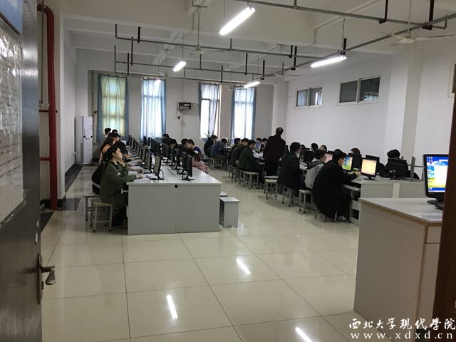 圖(4)數(shù)據(jù)庫實驗室的同學們正在測試計算機設備.jpg