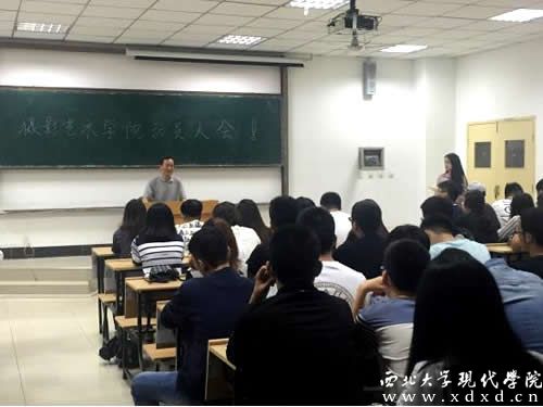 鐘克昌院長(zhǎng)介紹平遙國際攝影大展.jpg
