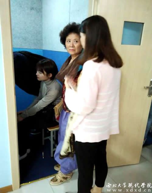2 陳愛美院長檢查錄音棚學(xué)生上課情況.jpg