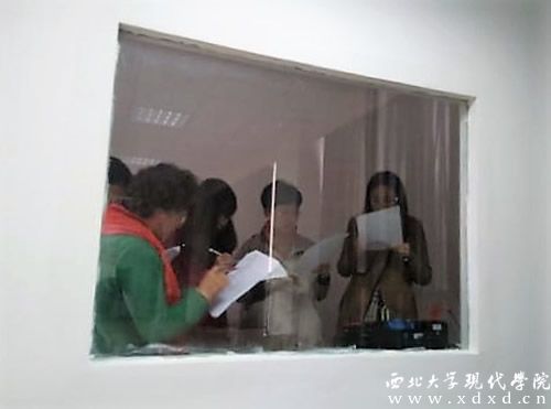 5 對(duì)著名單陳愛美院長(zhǎng)及“評(píng)委”老師們商議推薦學(xué)生名單.jpg