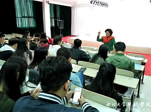 1 陳愛美院長(zhǎng)指導(dǎo)同學(xué)們?nèi)绾蝹涓,同學(xué)在做記錄.jpg
