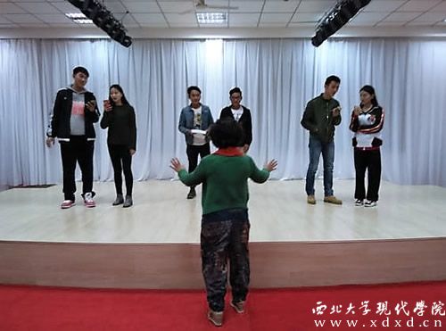 7 陳愛美院長(zhǎng)正在培訓(xùn)紀(jì)念紅軍長(zhǎng)征八十周年暨成立教授合唱團(tuán)音樂會(huì)大型活動(dòng)的主持人(左起舞臺(tái)上:播主1603班陰躍華、播主1502班史童、播主1605班張耀、播主1603班趙磊、播主1501班戴皓桐、播主1604班張乃心).jpg