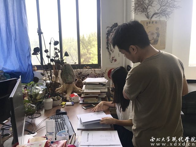 2 我校師資發(fā)展部檢查專(zhuān)職教師紙質(zhì)版教案.jpg