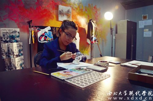 陶言同學在我院雙創(chuàng)孵化基地工作室.jpg