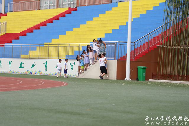 老師,抱我們下來.JPG