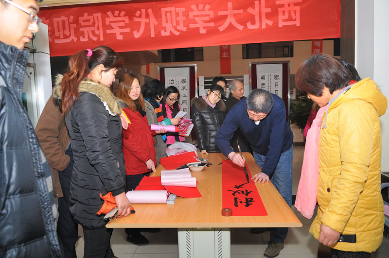 1、書畫協(xié)會(huì)老師現(xiàn)場(chǎng)揮毫潑墨書寫春聯(lián)。.JPG
