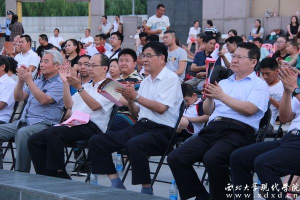 11 榆林市相關(guān)部門領(lǐng)導(dǎo)和我校劉董事長(左三)等學(xué)院領(lǐng)導(dǎo)觀看交響音樂會.jpg