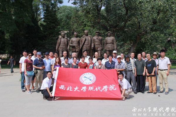 2 劉董事長(中)一行參觀楊棗園革命舊址.jpg