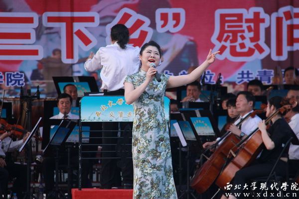14 著名女高音歌唱家曹云老師在榆林專場音樂會上放聲高歌.jpg