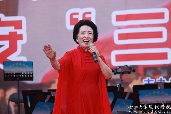 3 著名人民藝術(shù)家贠恩鳳老師在延安專場音樂會上傾情演唱《翻身道情》和《山丹丹開花紅艷艷》.jpg