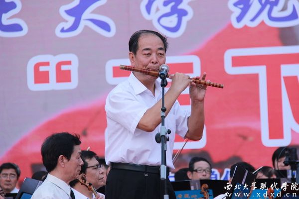 4 著名民樂藝術(shù)家劉克忠老師在延安專場音樂會上表演笛子獨奏.jpg