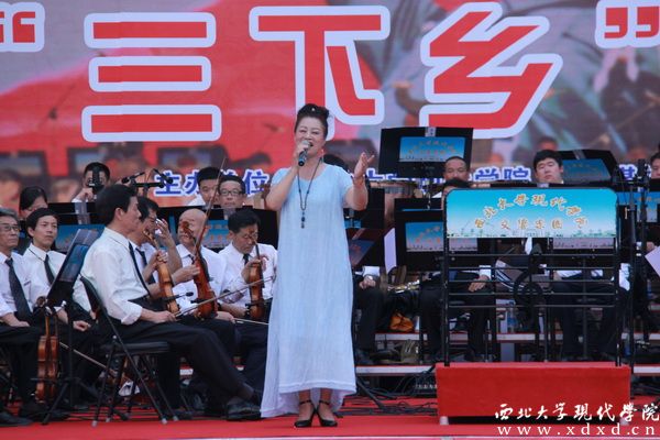 6 著名女高音歌唱家高麗老師在延安專場音樂會上表演戲歌聯(lián)唱.jpg