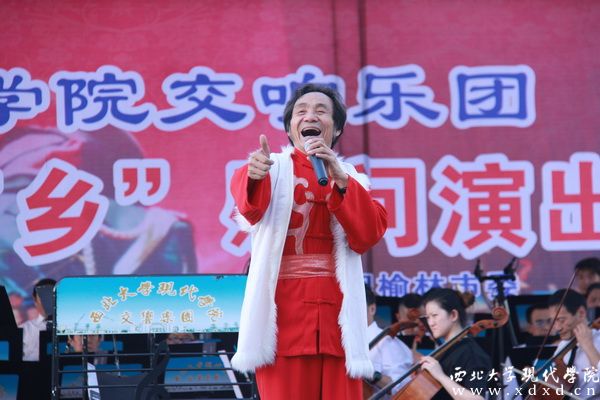 13 陜北歌王王向榮老師向榆林鄉(xiāng)親問好并演唱《東方紅》《黃河船夫曲》.jpg