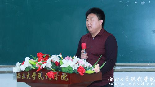 1 我校2016年首期創(chuàng)業(yè)先鋒班開班暨創(chuàng)業(yè)導(dǎo)師聘任大會在文法樓201教室舉行,創(chuàng)雙中心成立功老師主持大會。 (2).jpg