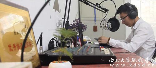 琥珀年華創(chuàng)業(yè)項(xiàng)目負(fù)責(zé)人趙旭東同學(xué)在通過網(wǎng)絡(luò)進(jìn)行直播新聞.jpg