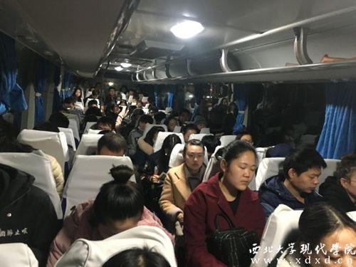 我院13級考研同學登上免費專車信心飽滿的奔赴各考點。_副本.jpg