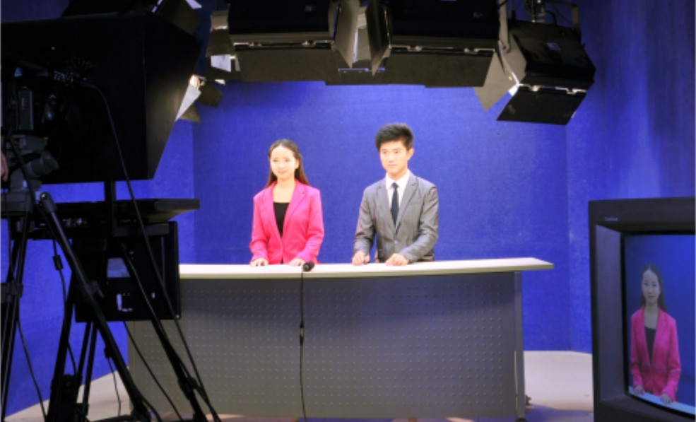 播音與主持藝術(shù)老師指導同學在第五演播室主持新聞節(jié)目.jpg